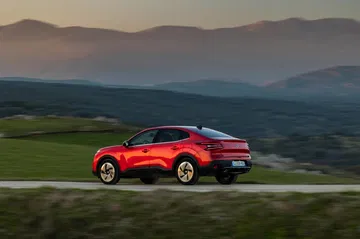 Vista dinámica del Citroën C4 X enfatizando su diseño trasero y lateral.
