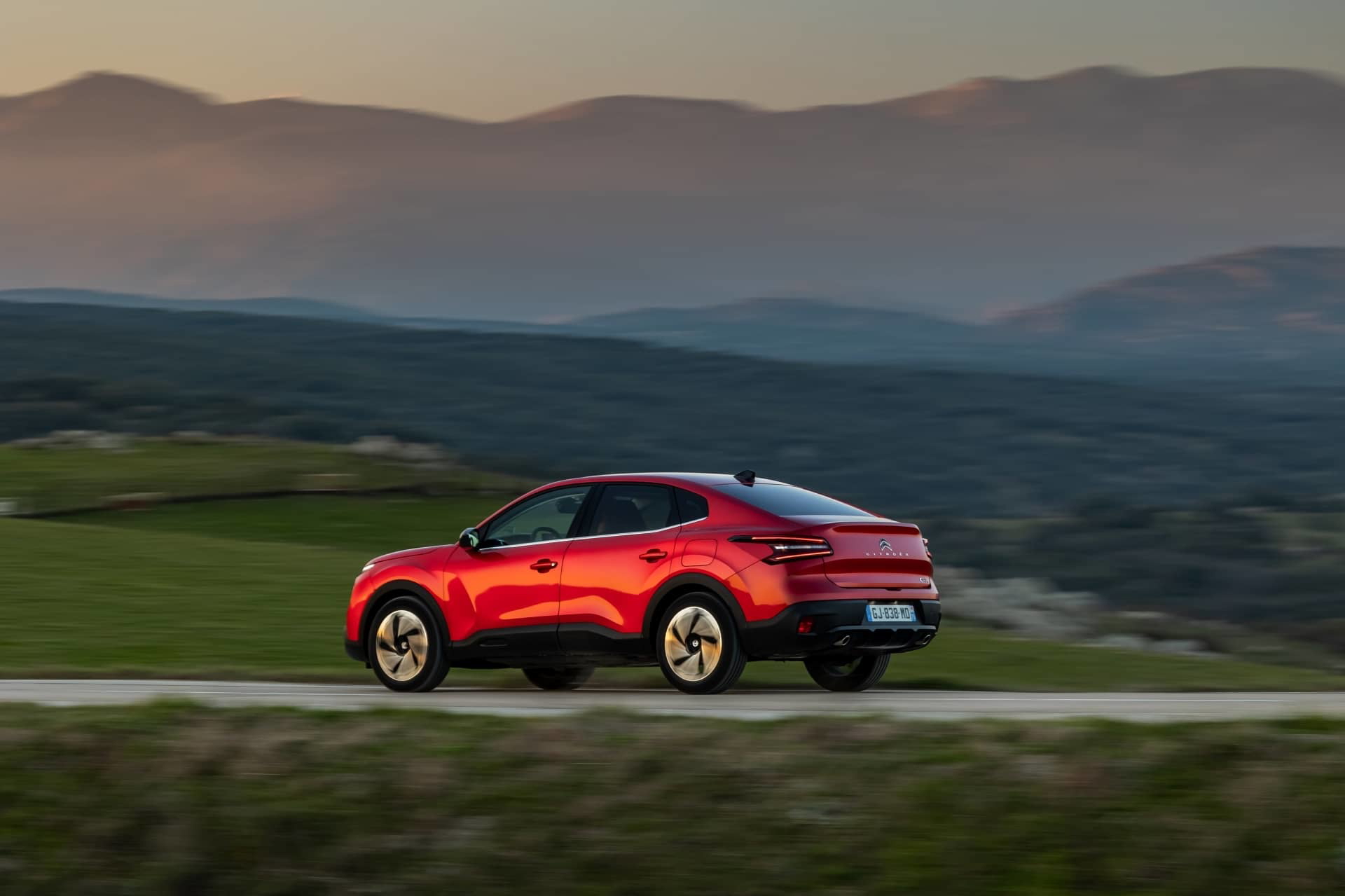 Vista dinámica del Citroën C4 X enfatizando su diseño trasero y lateral.