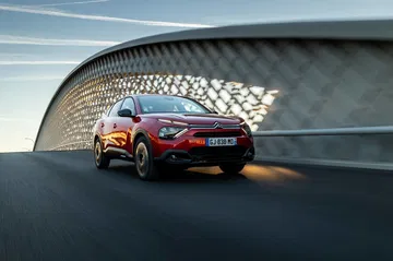 Vista dinámica del Citroën C4 X destacando su línea trasera y lateral.