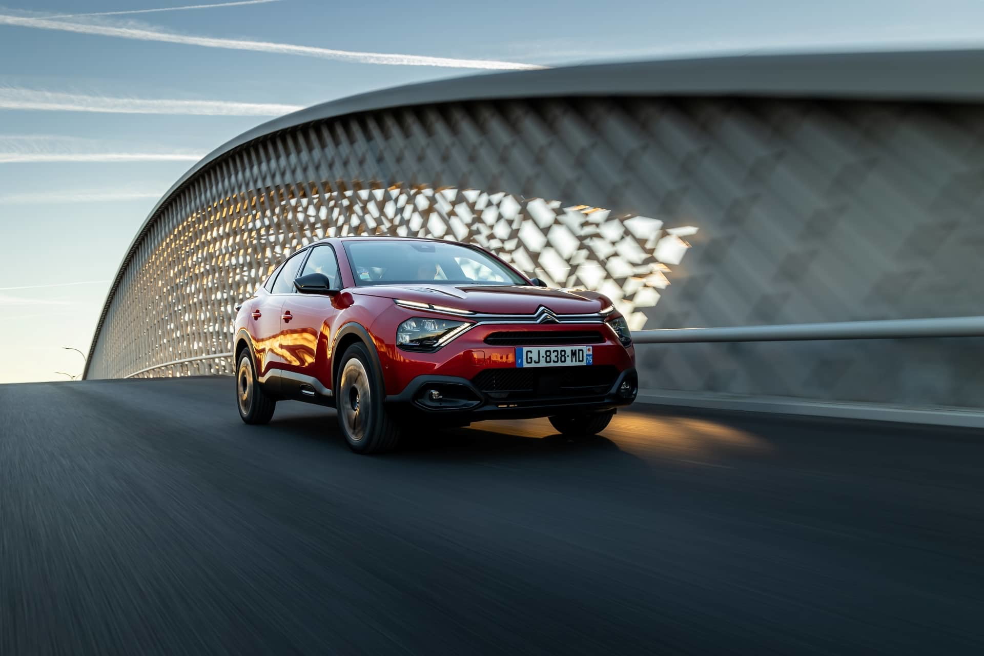 Vista dinámica del Citroën C4 X destacando su línea trasera y lateral.
