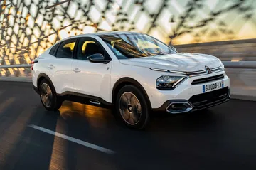 Perfil dinámico del Citroën C4 X destacando su elegancia y diseño.