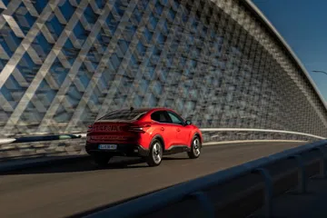Vista lateral del Citroën C4 X destacando su diseño dinámico