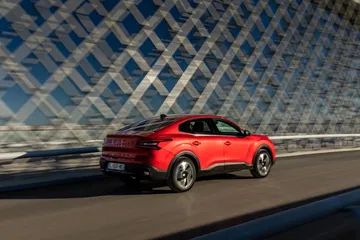 Citroën C4 X en rojo, vista lateral con iluminación dinámica