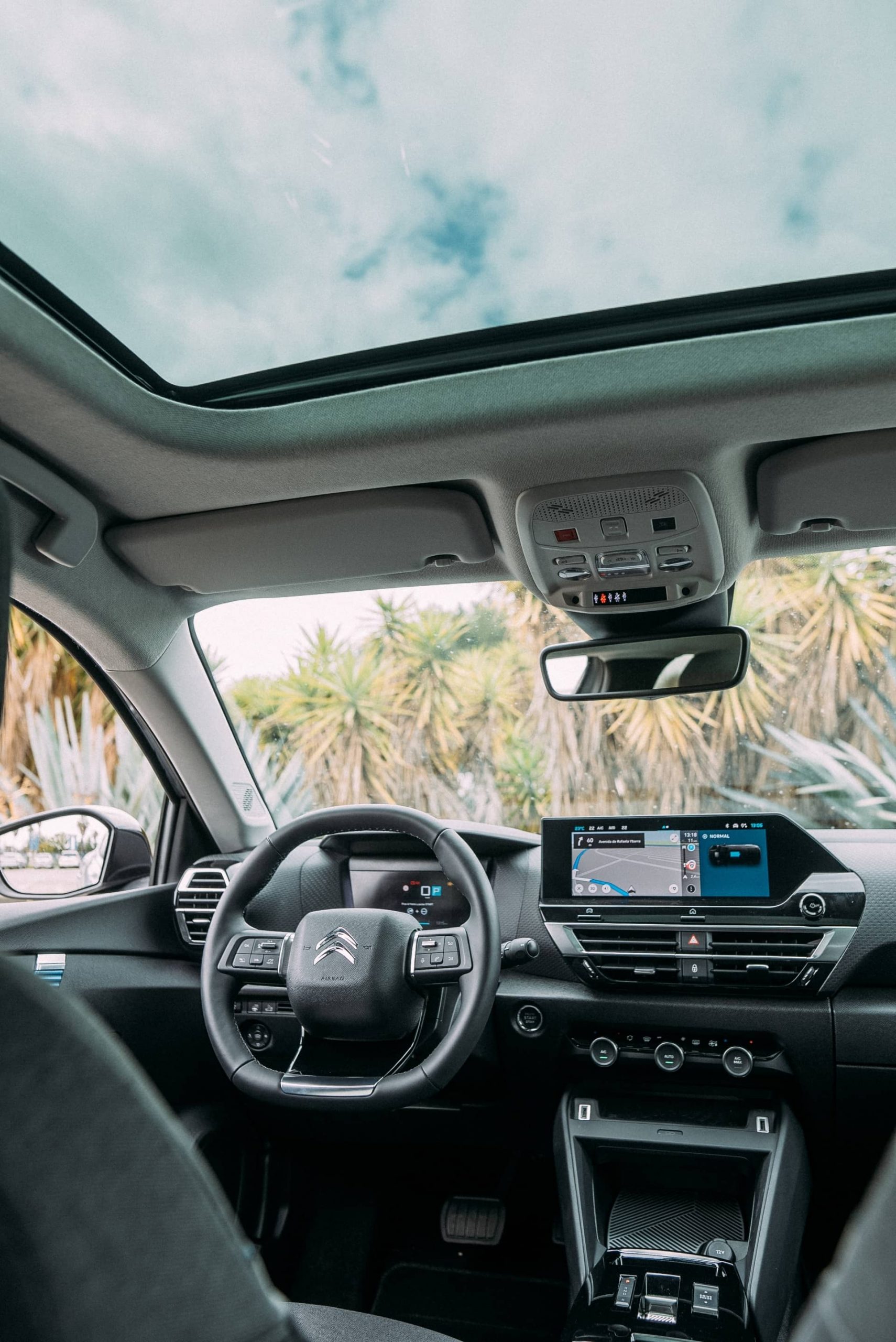 Vista del interior destacando el techo panorámico del Citroën C4 X.