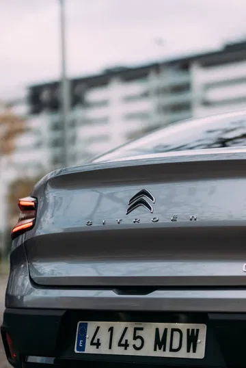 Vista trasera del Citroën C4 X destacando pilotos y diseño de portón.