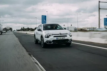 Vista frontal Citroën C4 X resaltando su diseño aerodinámico