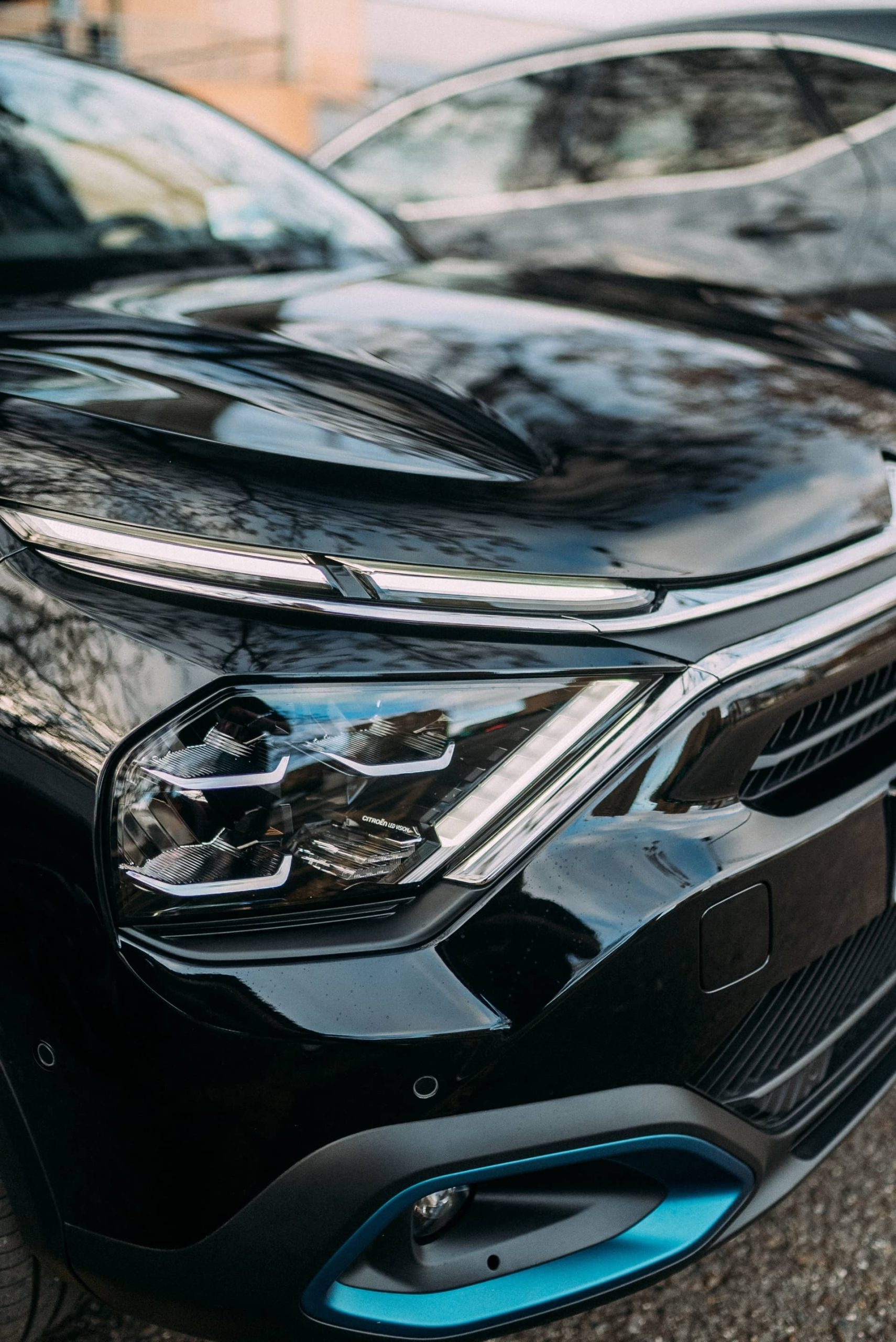 Vista frontal destacando faros y parrilla distintivos del Citroën C4 X.