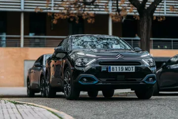 Vista frontal del Citroën C4 X destacando su diseño y faros.