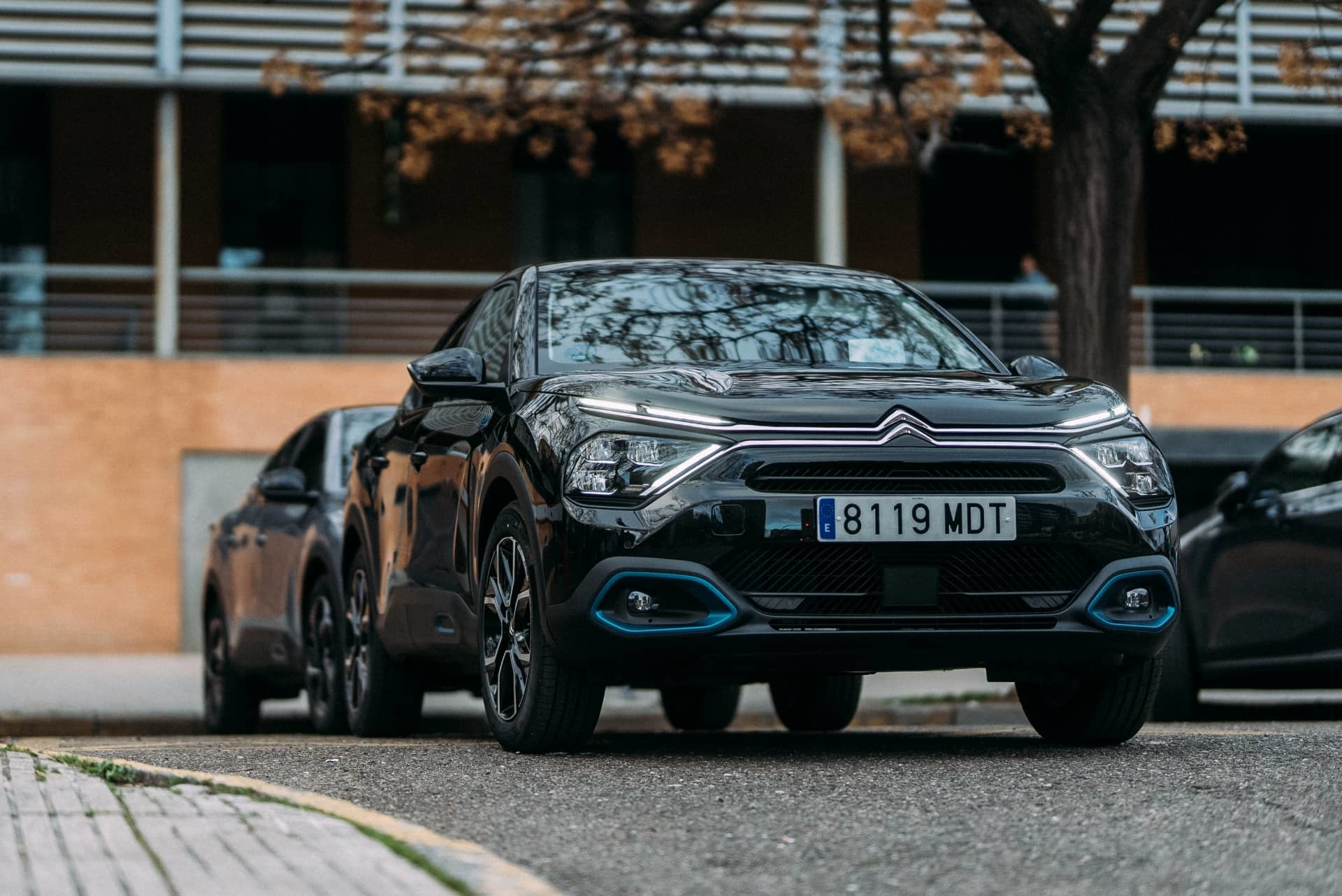 Vista frontal del Citroën C4 X destacando su diseño y faros.