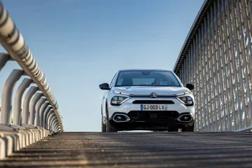Vista delantera del Citroën C4 X enfatizando su diseño vanguardista