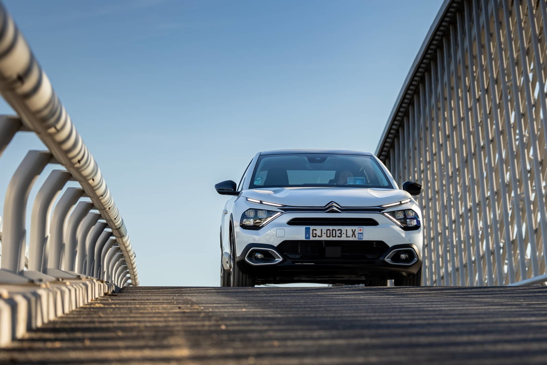 Vista delantera del Citroën C4 X enfatizando su diseño vanguardista