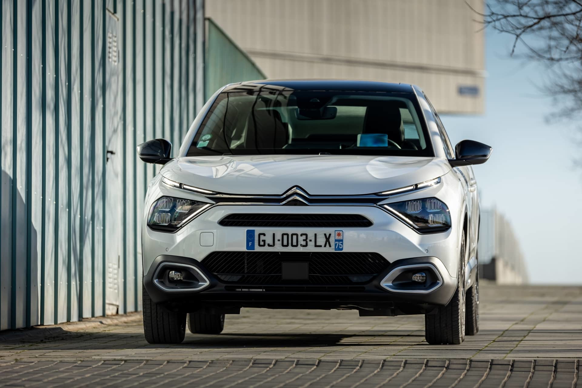 Vista frontal del Citroën C4 X destacando su diseño vanguardista.