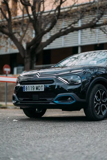 Vista angulada que muestra la silueta y el frente del Citroën C4 X.