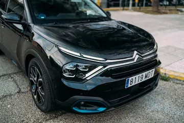 Vista angulada delantera del Citroën C4 X, destacando su diseño aerodinámico.