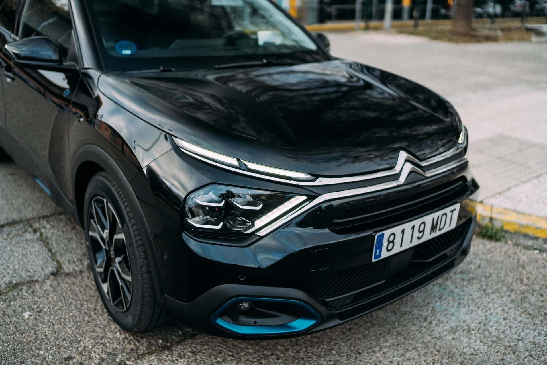 Vista angulada delantera del Citroën C4 X, destacando su diseño aerodinámico.