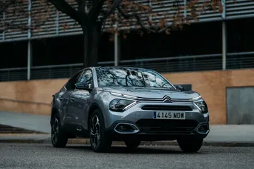Vista angular delantera del Citroën C4 X destacando su diseño dinámico.
