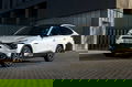 Vista angular delantera del Citroën C4 X en ambiente urbano