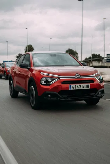 Vista dinámica del Citroën C4 X, realzando su diseño vanguardista.