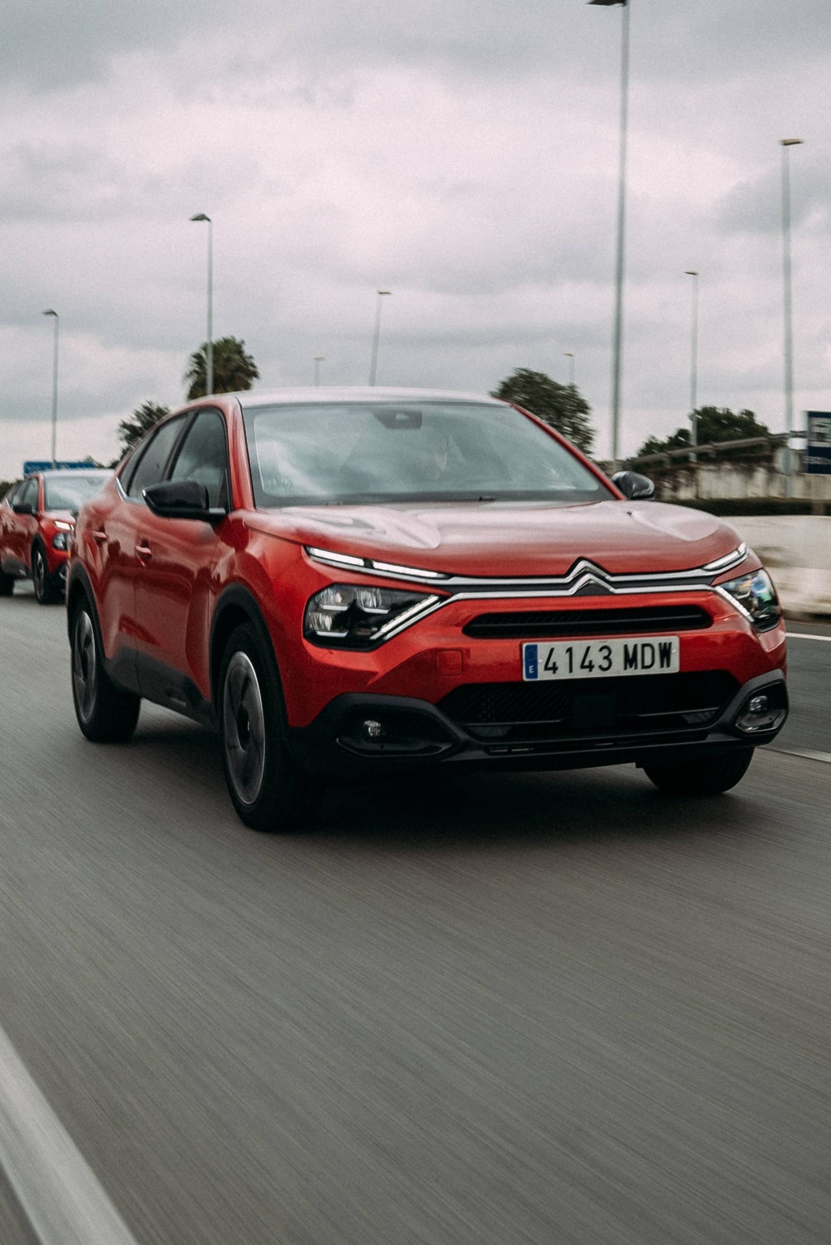 Vista dinámica del Citroën C4 X, realzando su diseño vanguardista.