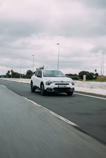 Vista dinámica del Citroën C4 X mostrando su diseño frontal y lateral.