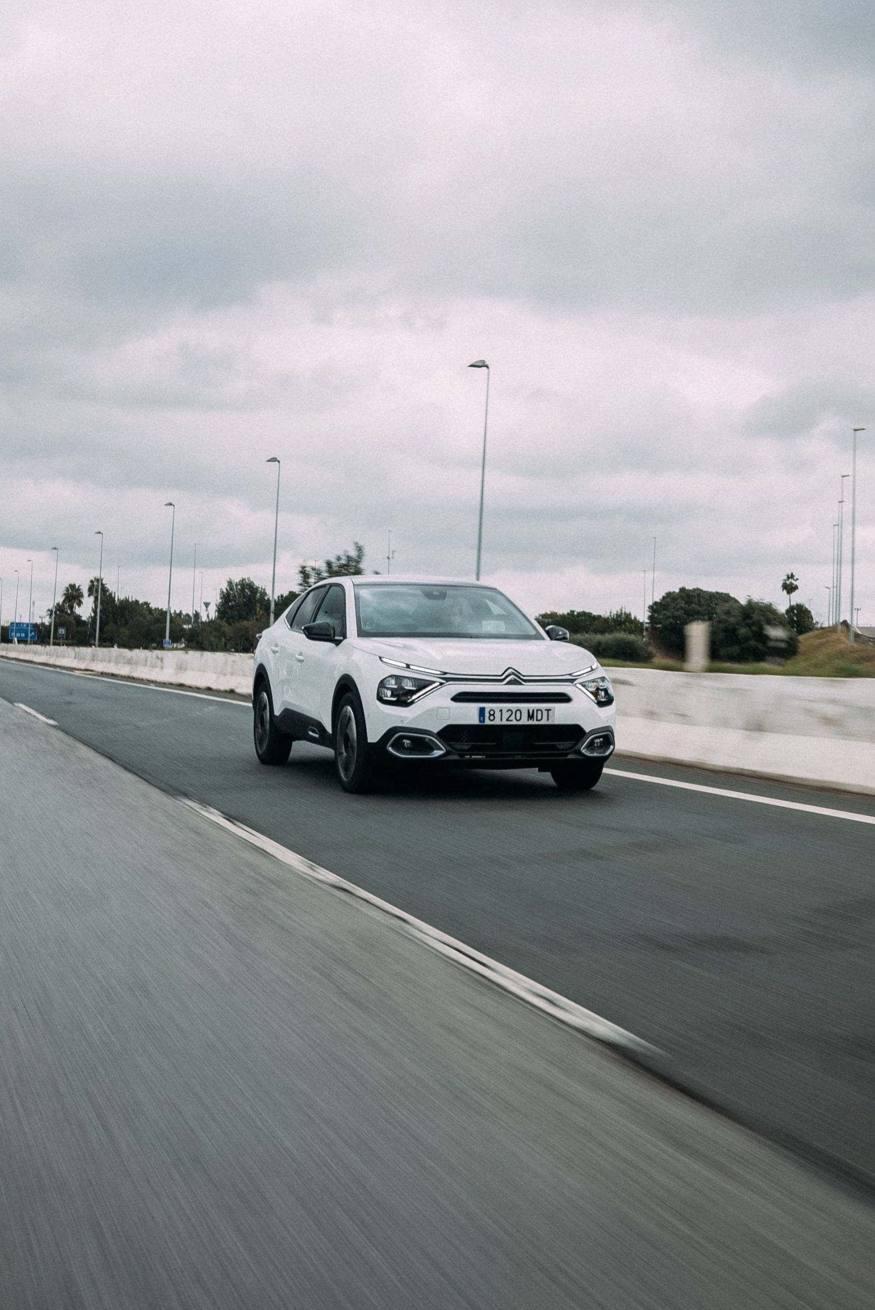 Vista dinámica del Citroën C4 X mostrando su diseño frontal y lateral.