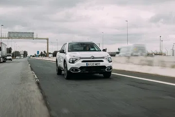 Vista dinámica del Citroën C4 X en acción, enfocando frontal y lateral.
