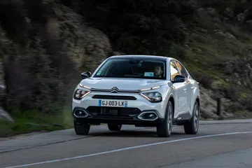 Citroën C4 X en movimiento mostrando su frontal agresivo y deportivo.