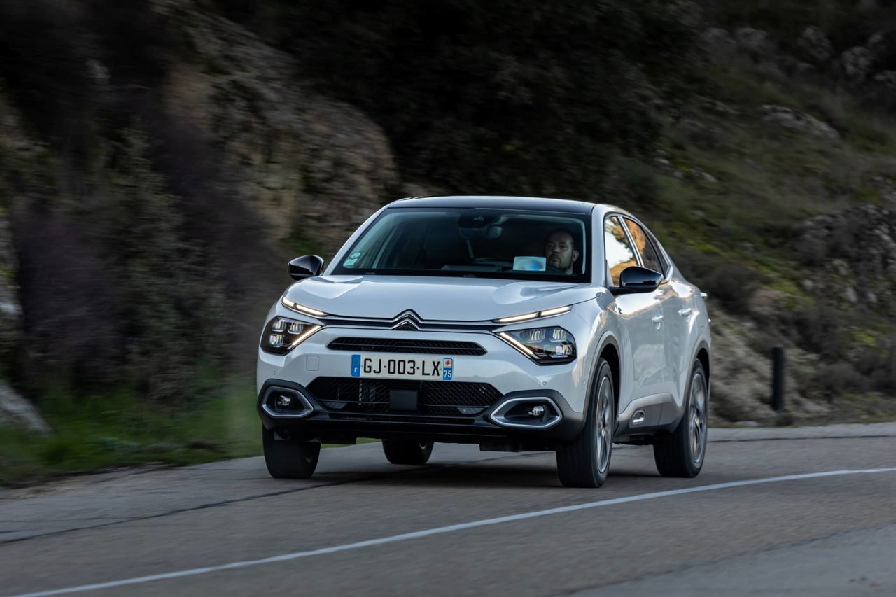 Citroën C4 X en movimiento mostrando su frontal agresivo y deportivo.