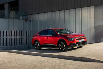 Perfil lateral del Citroën C4 X destacando su línea aerodinámica y diseño moderno.