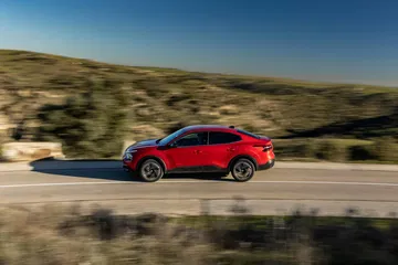 Perfil dinámico Citroën C4 X evidenciando líneas aerodinámicas.