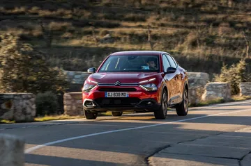 Citroën C4 X en un entorno natural exhibiendo su línea lateral.
