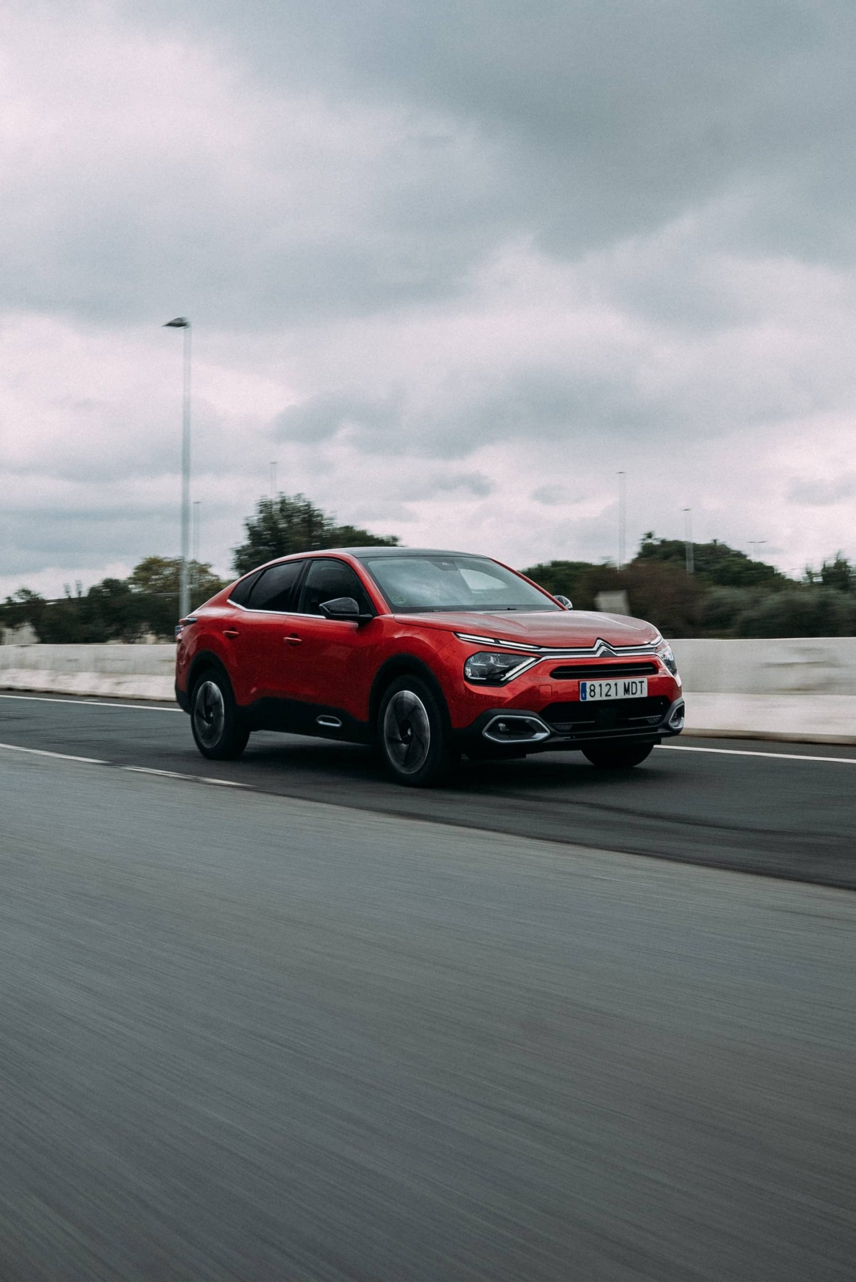 Citroën C4 X en movimiento mostrando su elegante línea lateral.