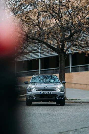Vista lateral del Citroën C4 X, destaca su diseño aerodinámico.