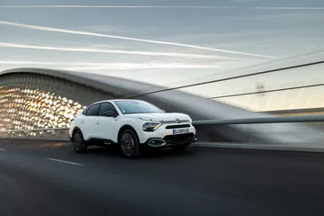 Vista lateral del Citroën C4 X mostrando su diseño aerodinámico.