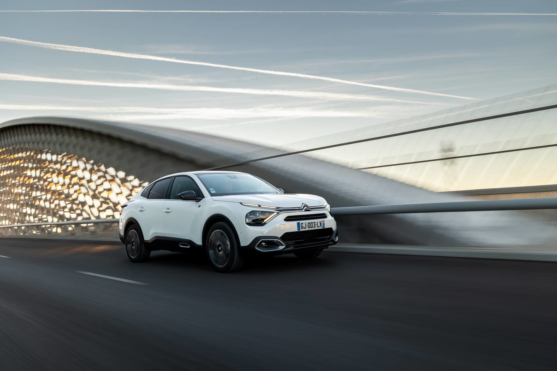 Vista lateral del Citroën C4 X mostrando su diseño aerodinámico.