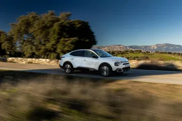 Vista lateral del Citroën C4 X destacando su diseño dinámico.