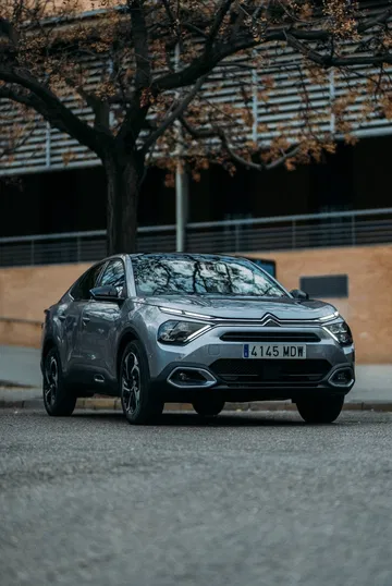 Vista angular del Citroën C4 X que muestra su dinámico frontal y perfil.