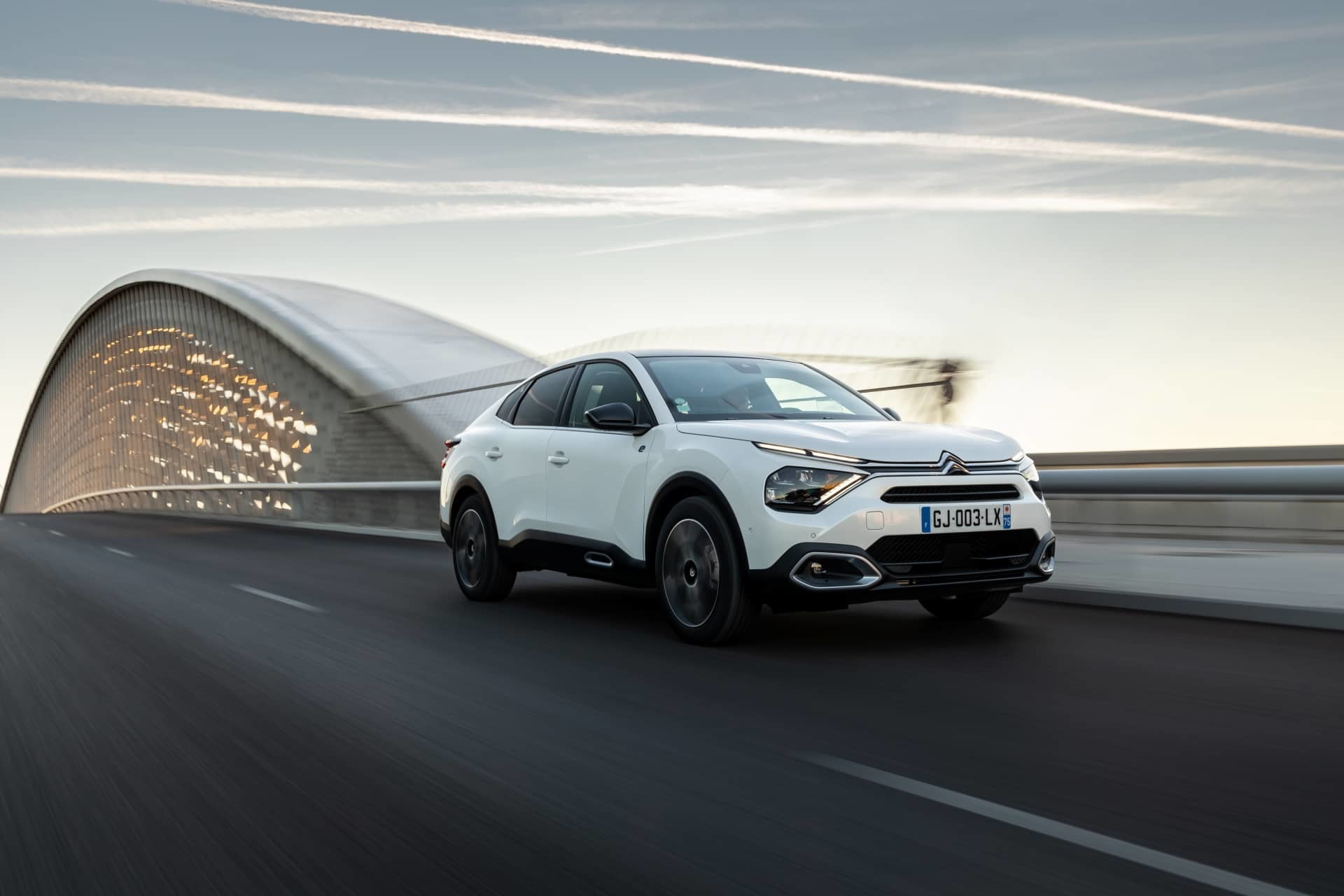 Vista angular delantera del Citroën C4 X destacando su diseño vanguardista