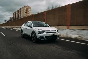 Citroën C4 X en movimiento mostrando su diseño lateral dinámico.