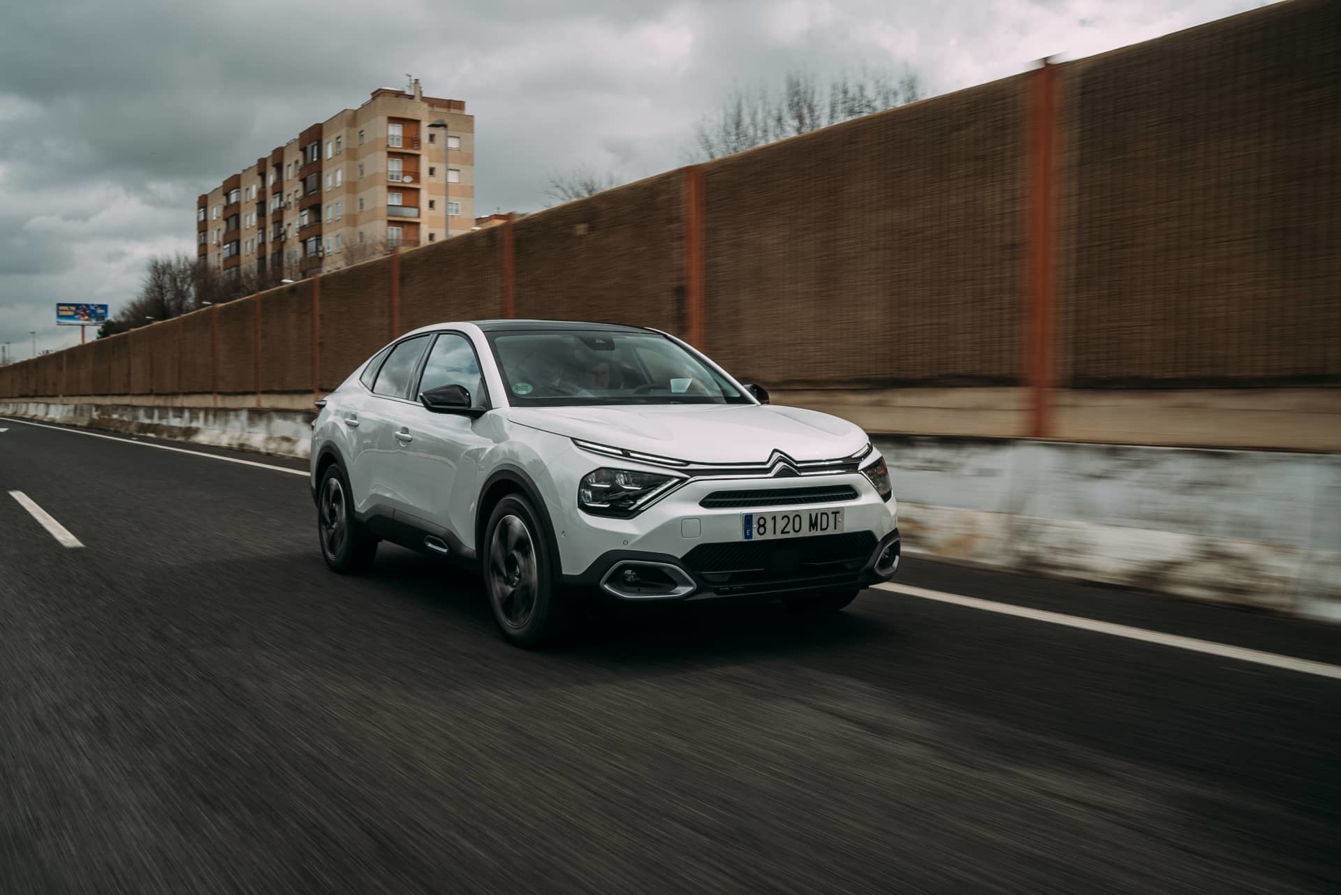 Citroën C4 X en movimiento mostrando su diseño lateral dinámico.