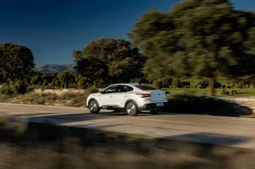 Vista dinámica del Citroën C4 X en movimiento, mostrando su perfil.
