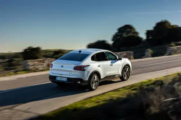 Vista dinámica lateral del Citroën C4 X en carretera abierta