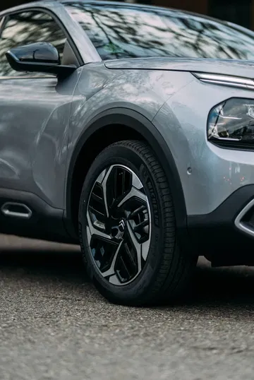 Vista lateral enfocando la elegante rueda del Citroën C4 X.