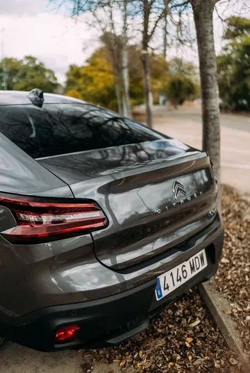 Vista trasera del Citroën C4 X destacando pilotos y diseño de maletero