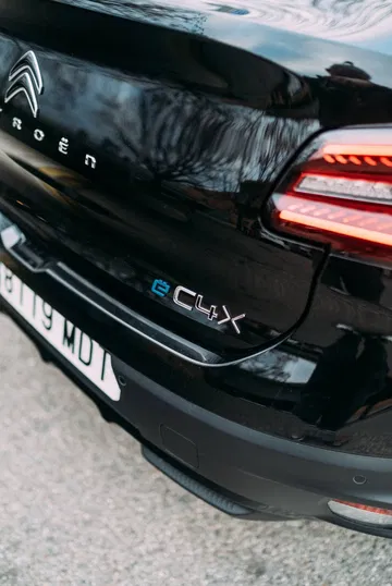 Vista parcial de la zaga del Citroën C4 X, detalle en diseño de luces.