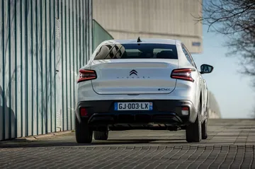 Vista trasera del Citroën C4 X destacando líneas elegantes.