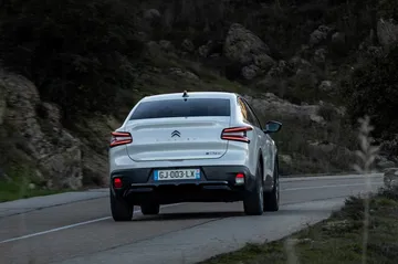 Vista trasera del Citroën C4 X destacando su diseño y luces característicos.