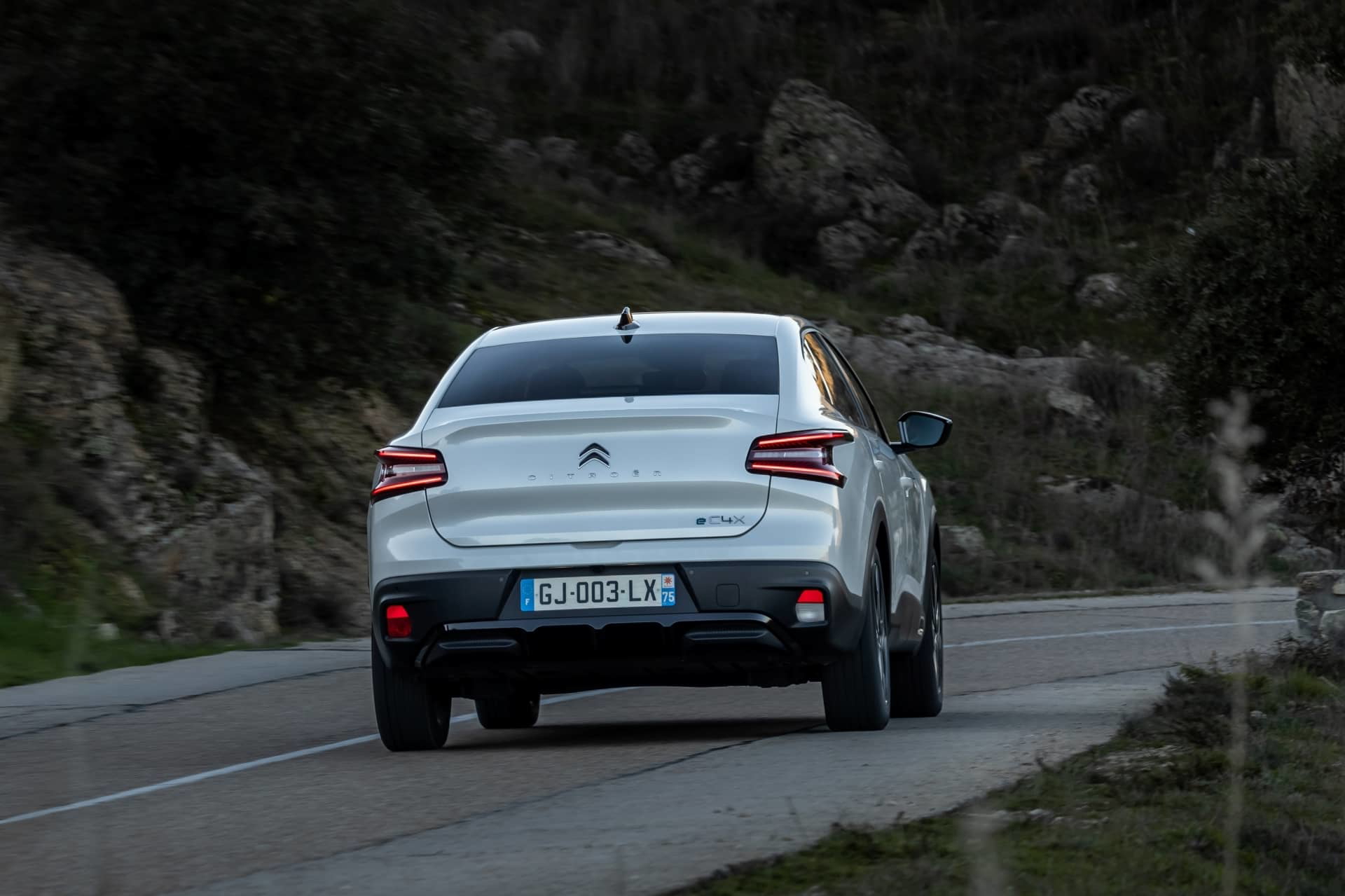 Vista trasera del Citroën C4 X destacando su diseño y luces característicos.