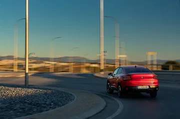 Vista trasera y lateral del Citroën C4 X destacando su diseño.