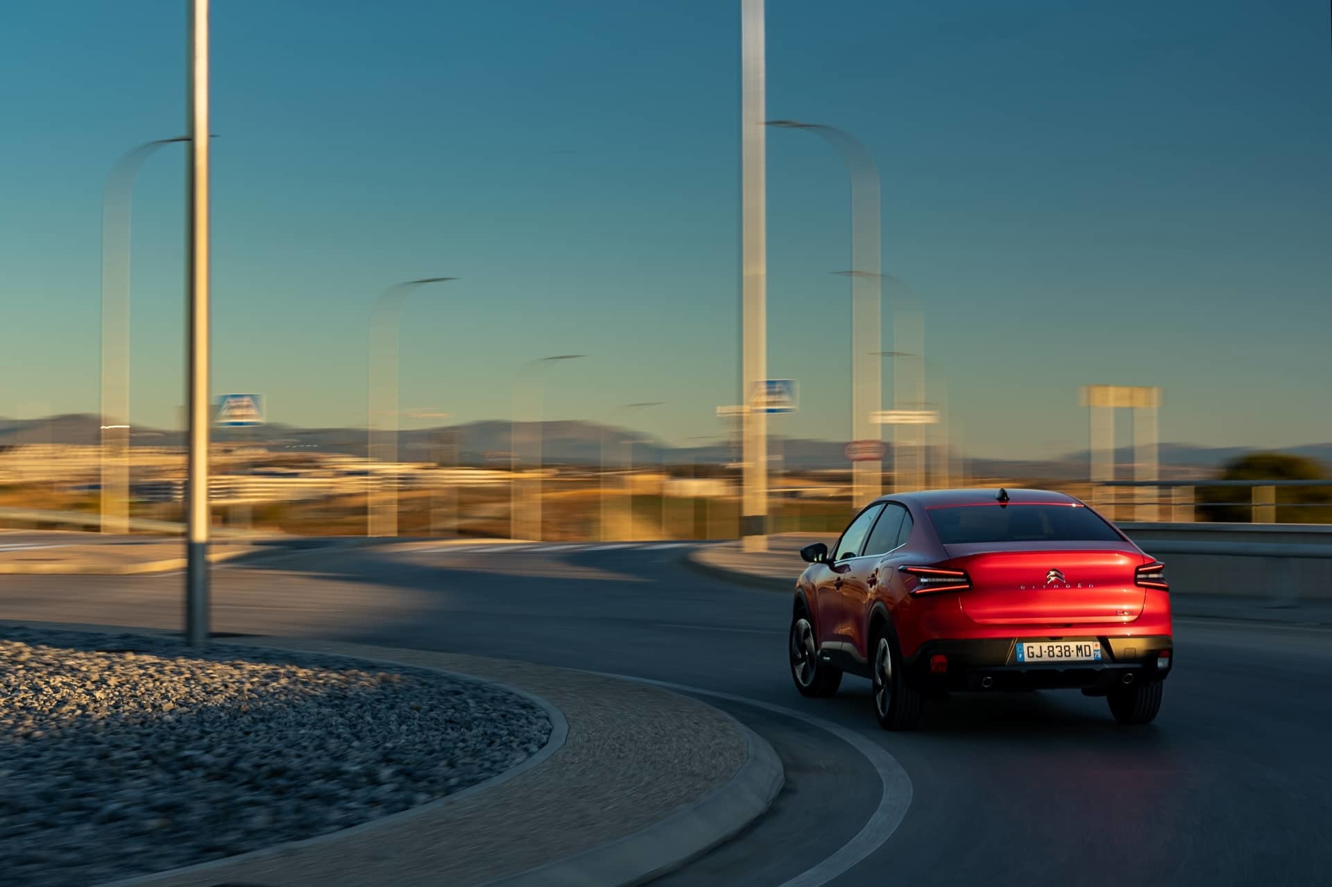 Vista trasera y lateral del Citroën C4 X destacando su diseño.